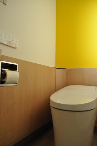 アクセントの黄色いクロスで明るい空間に