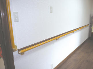 奥まで長く手すり設置で安全に