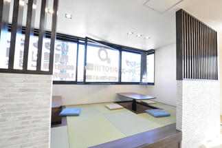 小上がりの畳スペースは堀座卓に