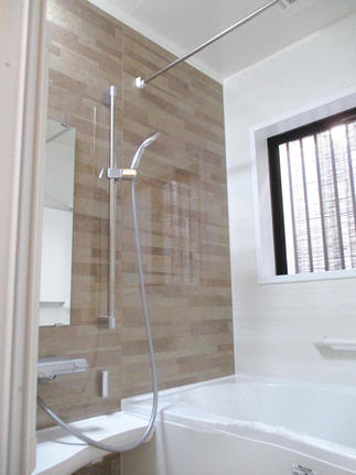 お風呂はLIXILアライズ。以前よりも浴室が明るくなりました！