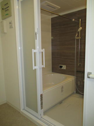 小さなお子様の事を考えて浴室ドアは折戸ではなく引戸に