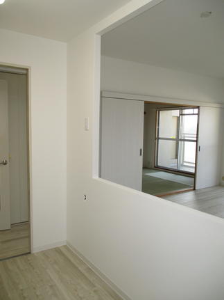 お子様の様子がよく見えるようにキッチンとリビングとの間仕切り壁の開口を大きく・・・