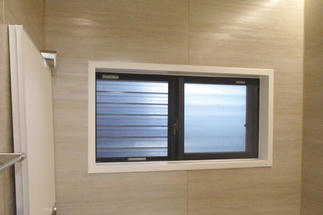 窓は少し小さくして気密性UP