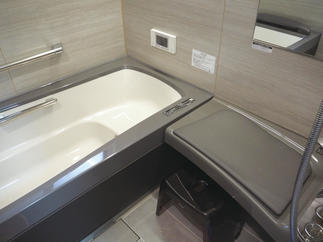 ゆったり座ってくつろげるベンチカウンター