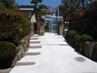 スロープにすることで門の内側にバイク置き場が設置できました