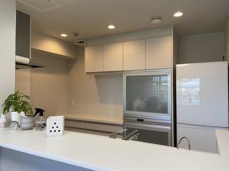 マンション特有の凹凸のある壁面がフラットになるよう、奥行きの違う収納を組み合わせ！