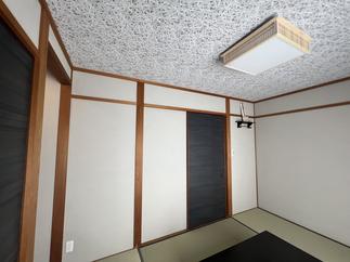 クロスや襖紙・ブラックの掘り座卓がカッコイイ