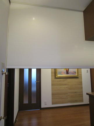 サッとおろせるハニカムスクリーンを設置