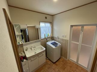 腰の高さまでパネルを設置し、水ハネによる汚れ防止！