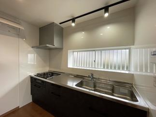 LIXILノクトを採用。手元を照らすスポットライトがアクセントに！