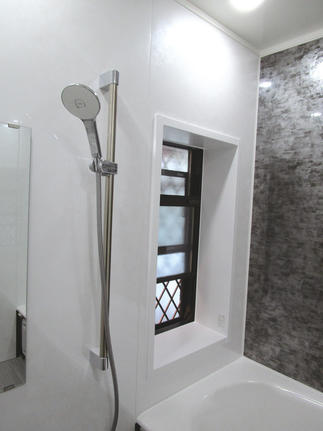 大きかった浴室窓は小さく。断熱窓LIXILリプラスの上げ下げタイプへ