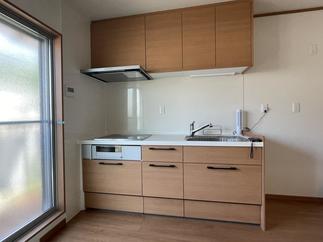 断熱窓は補助金制度「先進的窓リノベ事業」を、キッチンは「こどもエコすまい支援事業」を活用