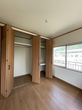 建具の色はクリエラスク、持ち手はブラックで統一