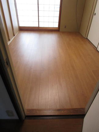 フローリングはLIXILラシッサSクリエラスク　既存の柱に合わせた色に