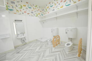 トイレは可愛い壁紙で楽しい空間に