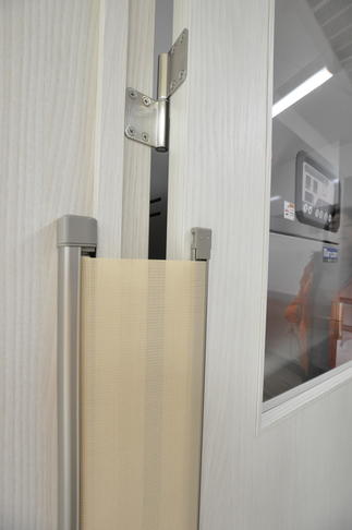 ドアには指挟み防止のストッパーを設置