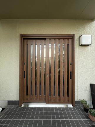 LIXILリシェントの玄関引戸はクリエモカの落ち着いたカラー