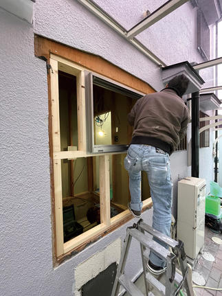 かなり大きかった窓を撤去し小さく