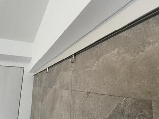 絵や植物も吊るすことができるピクチャーレールを設置し、お部屋の インテリア性UP