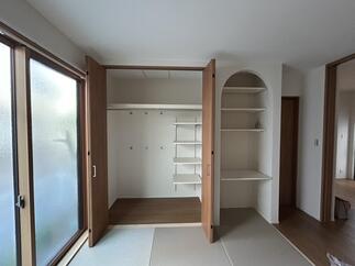 ハンガーパイプ・ハンガーフック・可動式棚でデッドスペース活用！収納兼ワークスペースはアーチ型に