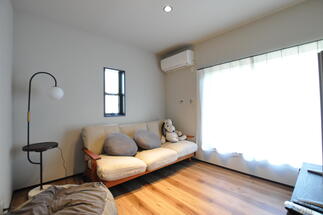 床はLIXILラシッサDフロア耐水 ペットタイプ（木目タイプ）の ナチュラルオークで統一