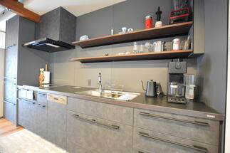 ブラックを基調にした【LIXILリシェル】は和の雰囲気ともマッチ！