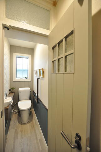 羽目板デザインで縦ラインが印象的なのLIXILラシッサインテリアパネル