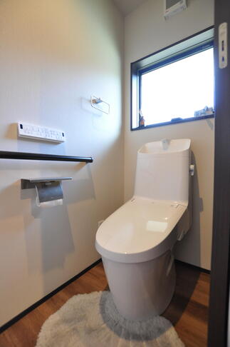 床はLIXILラシッサDフロア耐水 ペットタイプ（木目タイプ）の ナチュラルオークで統一