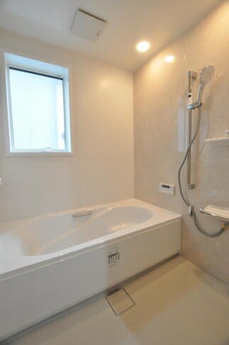 LIXILリデア　壁パネルはベースがホワイトでアクセントにマーフィルベージュを採用