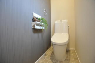 LIXILアメージュのトイレはタイル柄の床でオシャレに