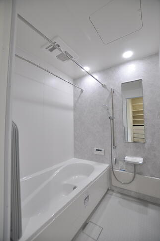 出入り口の段差も解消！ 浴室暖房乾燥機付きで 快適なお風呂に