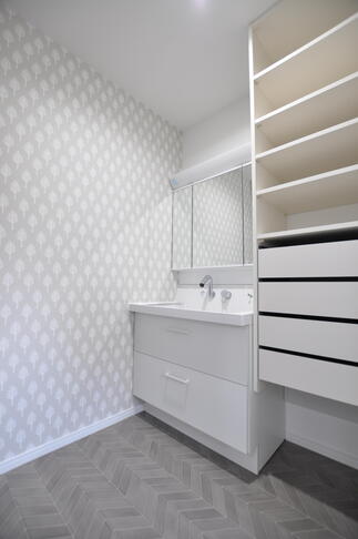 LIXILピアラの洗面に南海プライウッドの大容量の収納