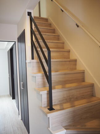 ブラックの手すりがアクセントに