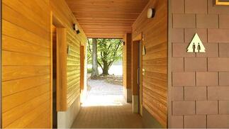 トイレ入り口　通路