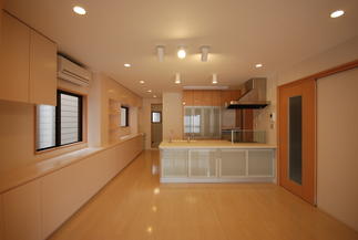 家族との会話を楽しむアイランドキッチン