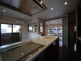 キッチンよりリビングを望む