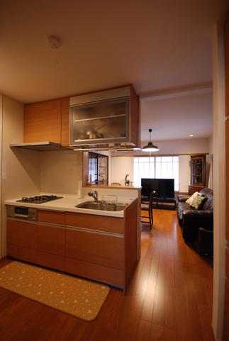 １階キッチンよりリビングをみる