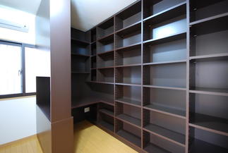家具工事により、既存の洋室に収納量たっぷりの書斎ブースを設けました。