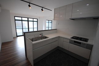 広いLDKを一望できる開放的なキッチン