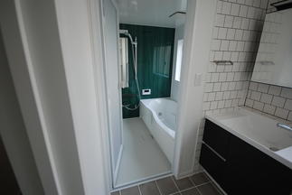 グリーンのアクセントパネルが印象的なユニットバス