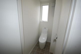 白を基調とした清潔感のあるトイレ