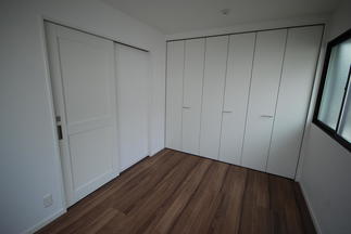 広いクローゼットを確保した寝室