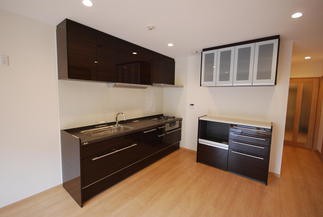 セラミックトップを採用したキッチンと家電収納