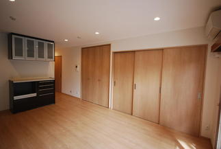 LDKの大容量の収納と洋室とをつなぐ3枚引戸