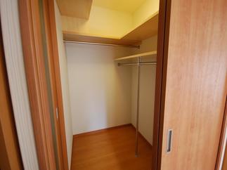 玄関ホールに新設したウォーキングクローゼット