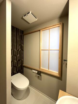 部屋にいるような和の趣のトイレ