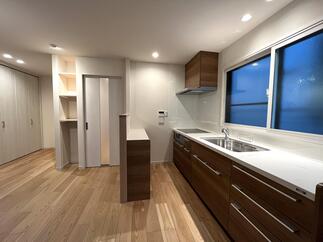 コンパクトで使いやすいチェリーブラウンのモダンなキッチン