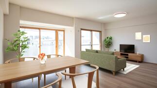 明るい日差しが降り注ぐ広々としたLDK