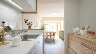 光が差し込む明るいキッチン