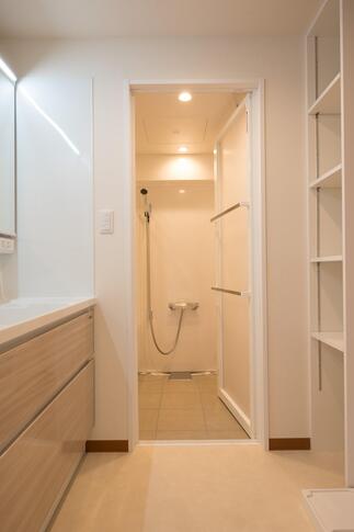 コンパクトにまとめられた洗面室